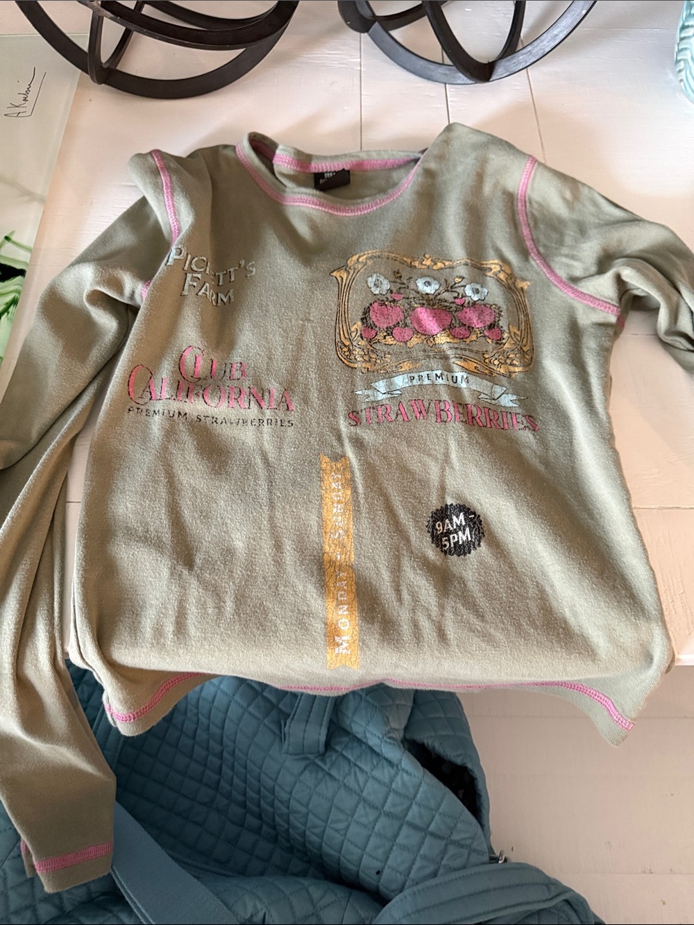 Women’s  California Strawberries Graphic Long-Sleeve Top - Olive Green